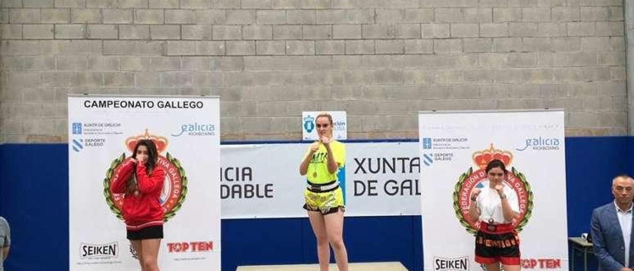 Ainara Álvarez en lo alto del podio en el campeonato gallego. // Cedida