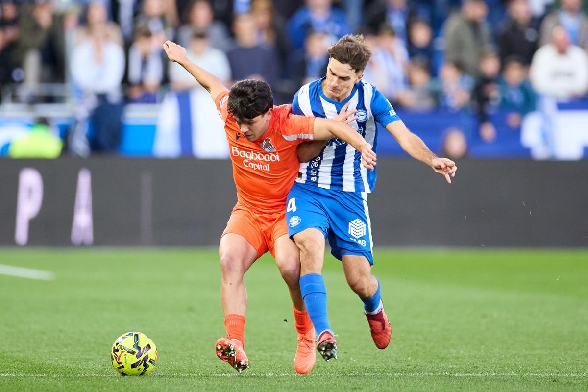 Jon Aramburu of Real Sociedad competes for the ball with Denis Suarez of Deportivo Alaves during the LaLiga EA Sports match between Deportivo Alaves and Real Sociedad at Mendizorrotza on December 6, 2025, in Vitoria, Spain. AFP7 06/12/2025 ONLY FOR USE IN SPAIN. Ricardo Larreina / AFP7 / Europa Press;2025;SPAIN;SPORT;ZSPORT;SOCCER;ZSOCCER;Deportivo Alaves v Real Sociedad - LaLiga EA Sports;