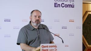 El portavoz de Catalunya en Comú, Joan Mena, en rueda de prensa este lunes