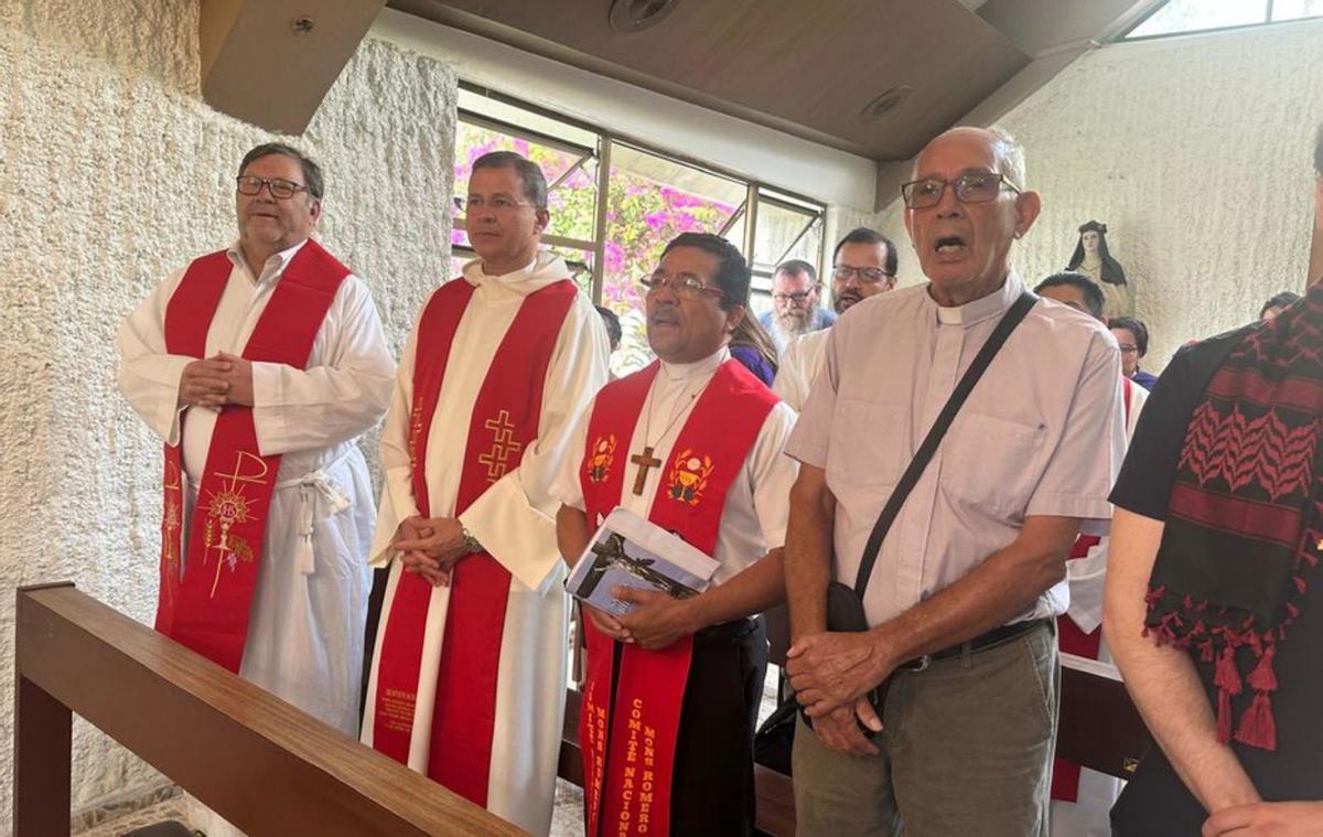 Joaquín Sánchez (i), junto a sus compañeros religiosos en El Salvador. | L. O.