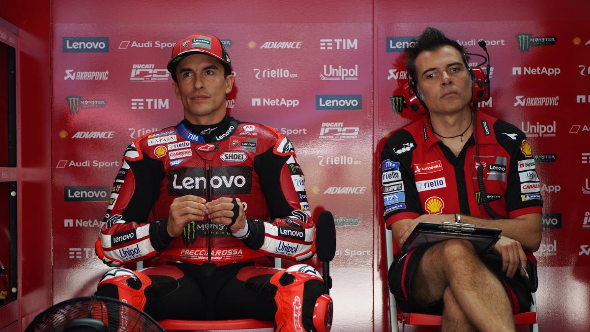 Marc Márquez junto a su jefe técnico, Marco Rigamonti, en el box del Ducati Lenovo durante el GP de Estados Unidos