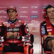 Marc Márquez junto a su jefe técnico, Marco Rigamonti, en el box del Ducati Lenovo durante el GP de Estados Unidos