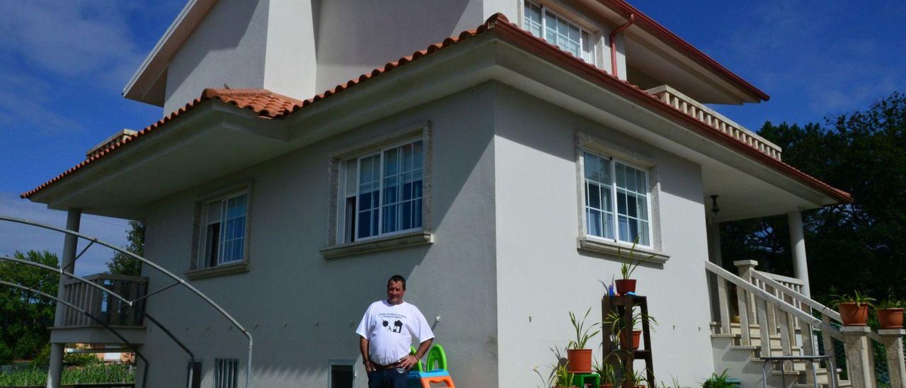 José Ramón Blanco, en su casa ya sin ninguna orden de derribo, en Nerga. | // GONZALO NUÑEZ