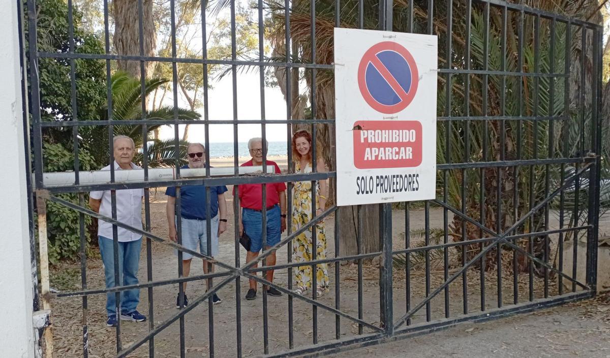 Dirigentes de Pedregalejo, en el vial de servicio de los Baños del Carmen, que piden anular para trasladar la carga y descarga a calle Bolivia.