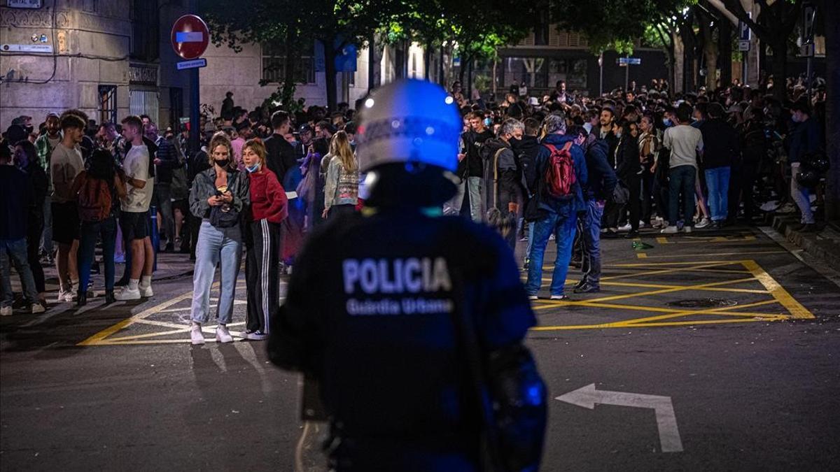 Barcelona 08 05 2021 Sociedad  Ambiente tras el final del toque de queda  Reportatge amb Elisenda Colell  Ambiente masivo en arc de triomf  Finalmente la policia hace acto de presencia y empeiza a expulsar a la multitud que se congregan en calles aledanas del born  AUTOR  MANU MITRU