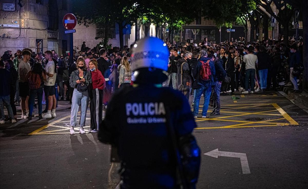 Un agente de la Guàrdia Urbana junto a la multitud congregada en las calles cercanas al Born.