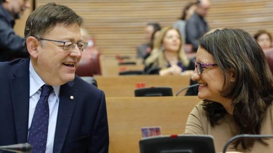 El presidente de la Generalitat, Ximo Puig, y la vicepresidenta, Mónica Oltra, durante la sesión de control de ayer en las Cortes.