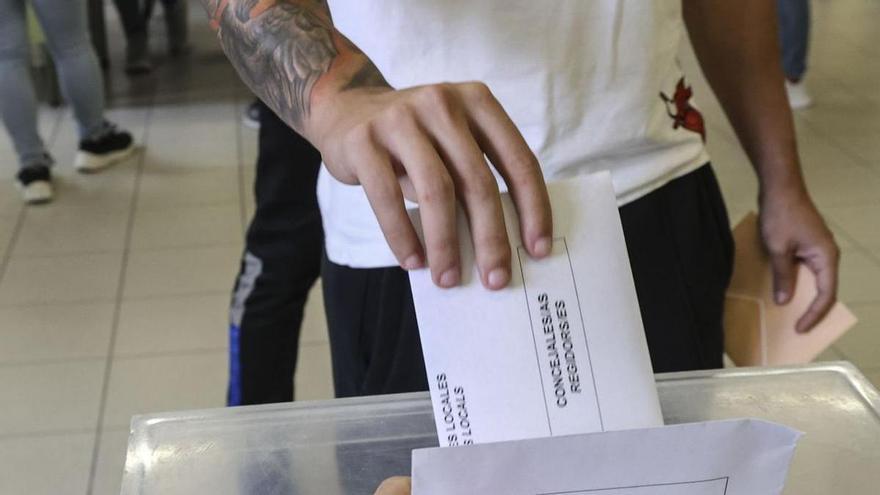 Un joven deposita su voto para las municipales el pasado domingo. | PILAR CORTÉS