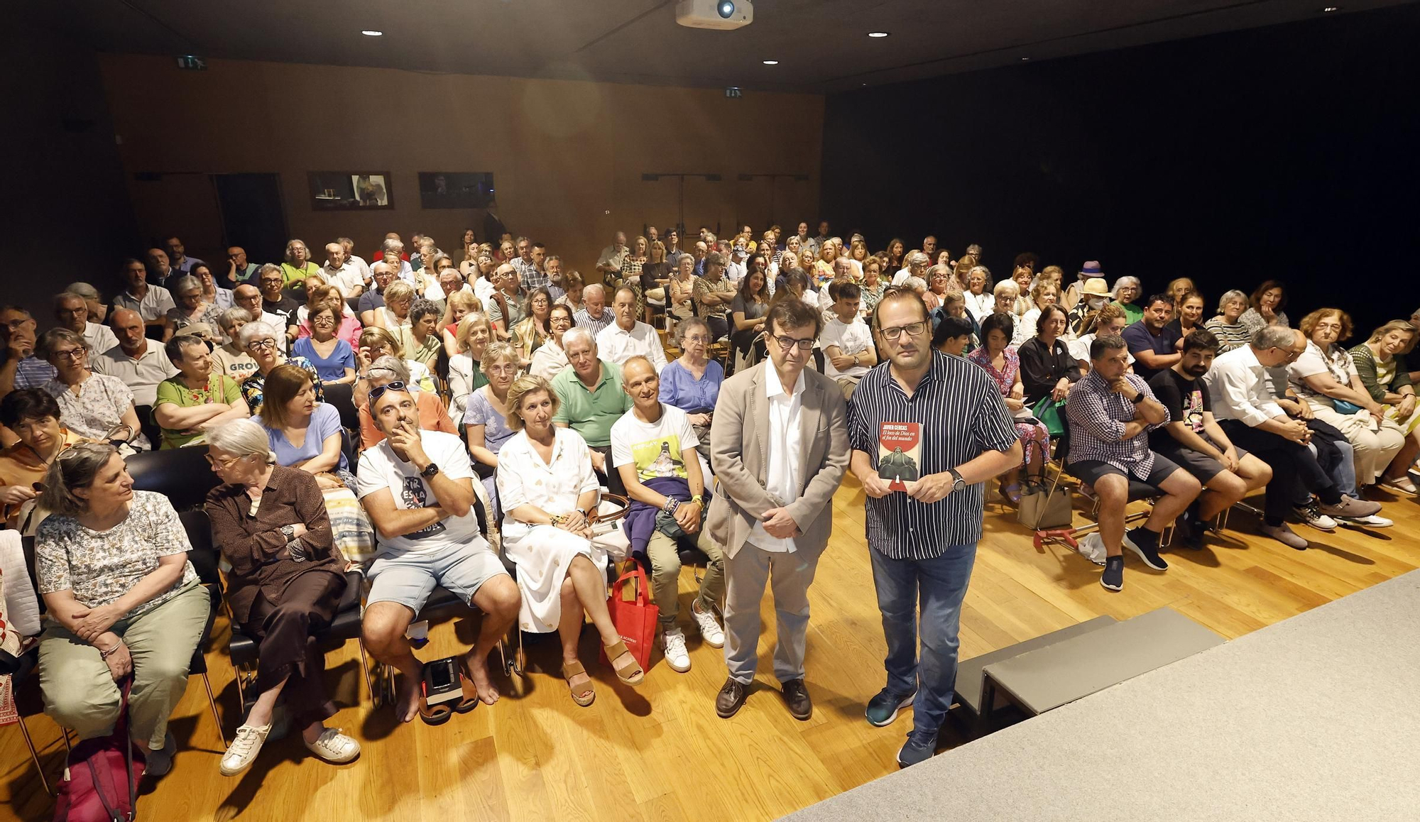El escritor Javier Cercas, invitado al Club Faro, y presentado por el periodista Rafa Valero