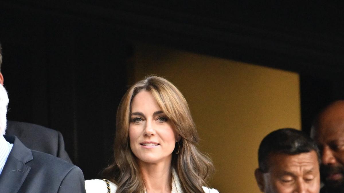 El look de Kate Middleton con blazer de Zara en un partido de rugby en Marsella