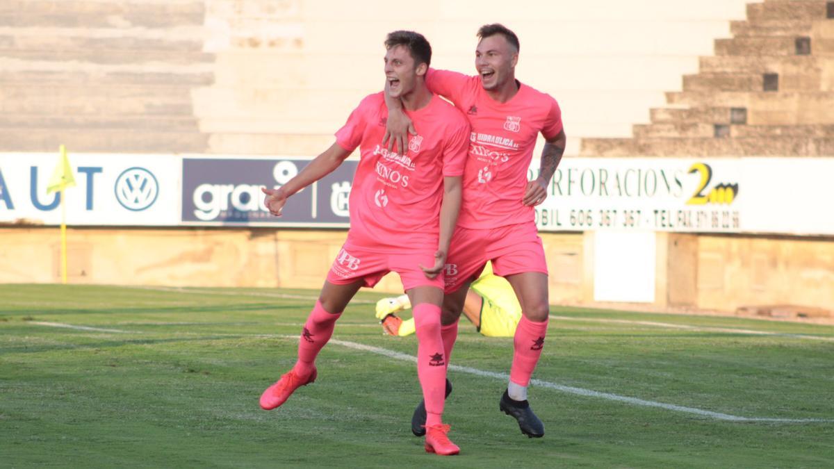 Femenías y Alberto Fernández celebran el gol del primero.