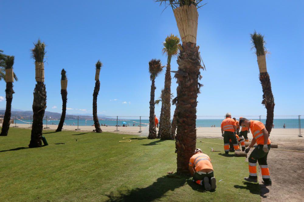 Comienzan las labores de limpieza de las playas de Málaga capital antes del inicio de la temporada de verano