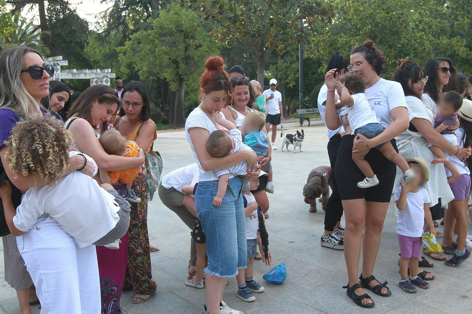 Tetada grupal para reivindicar la lactancia materna