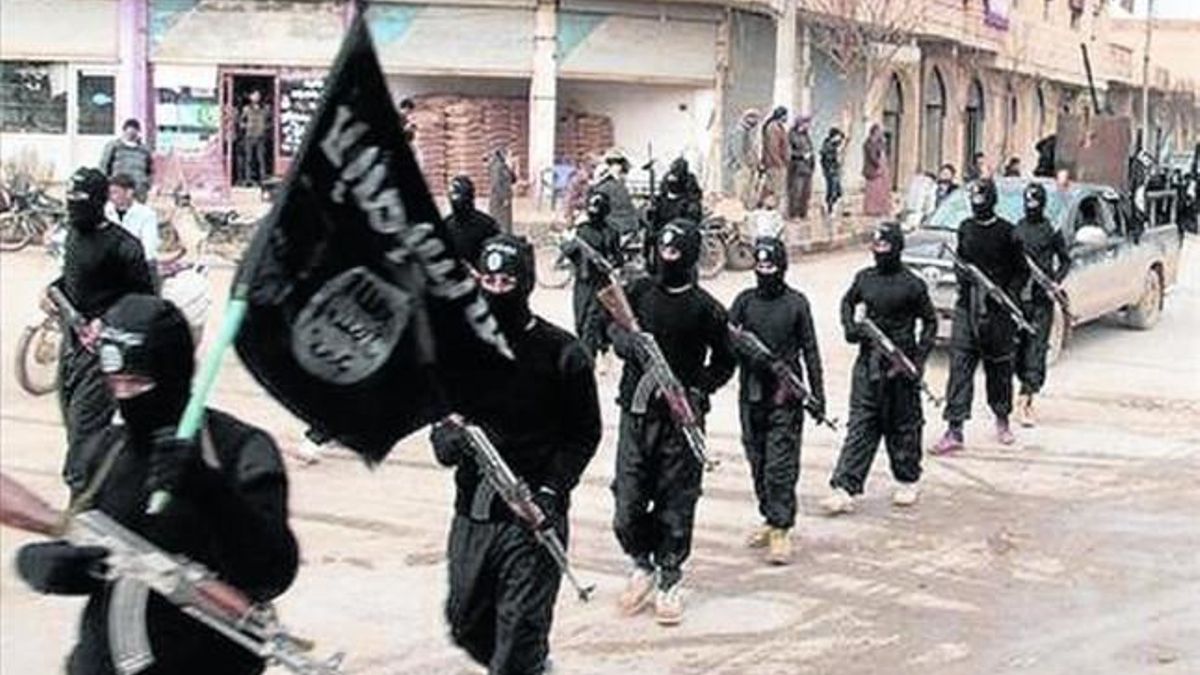 Exhibición 8 Imagen colgada en una web yihadista de miembros del Estado Islámico desfilando en Raqa.