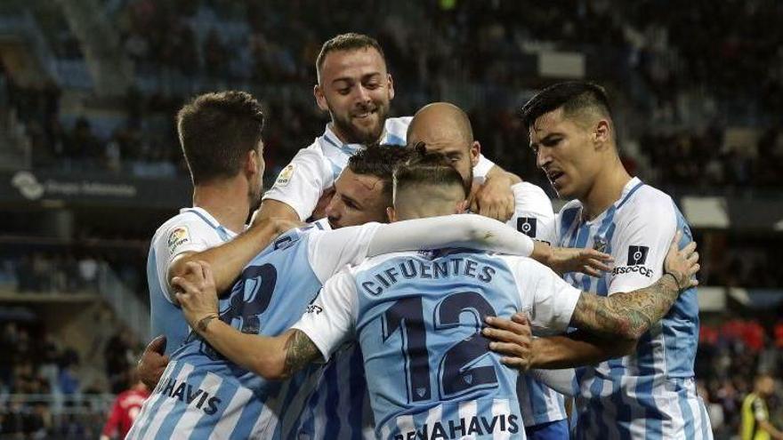 Los jugadores del Málaga CF celebran uno de los tantos de Armando Sadiku en el último Málaga - Tenerife en La Rosaleda.