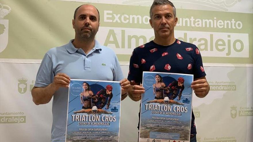 Organizan un triatlón para promocionar esta carrera