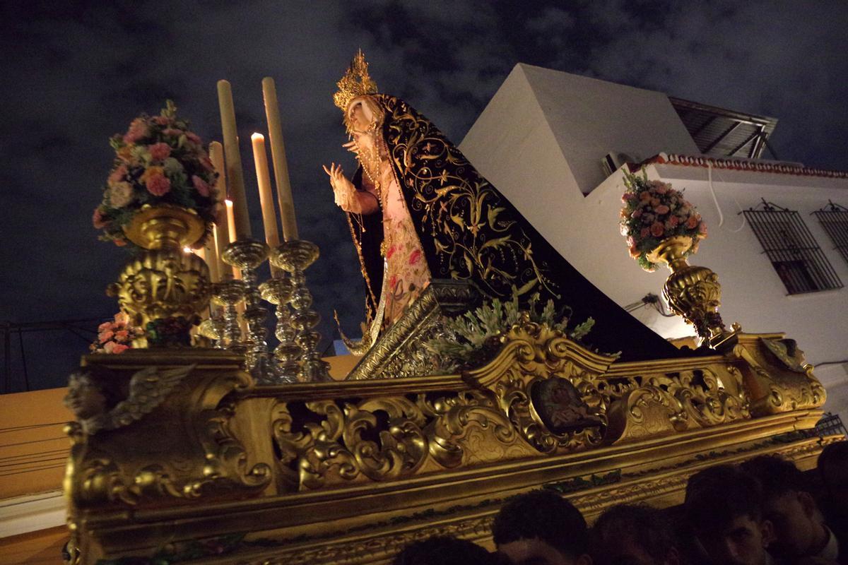 Rosario vespertino de la Virgen de los Dolores de Puerto de la Torre, en imágenes