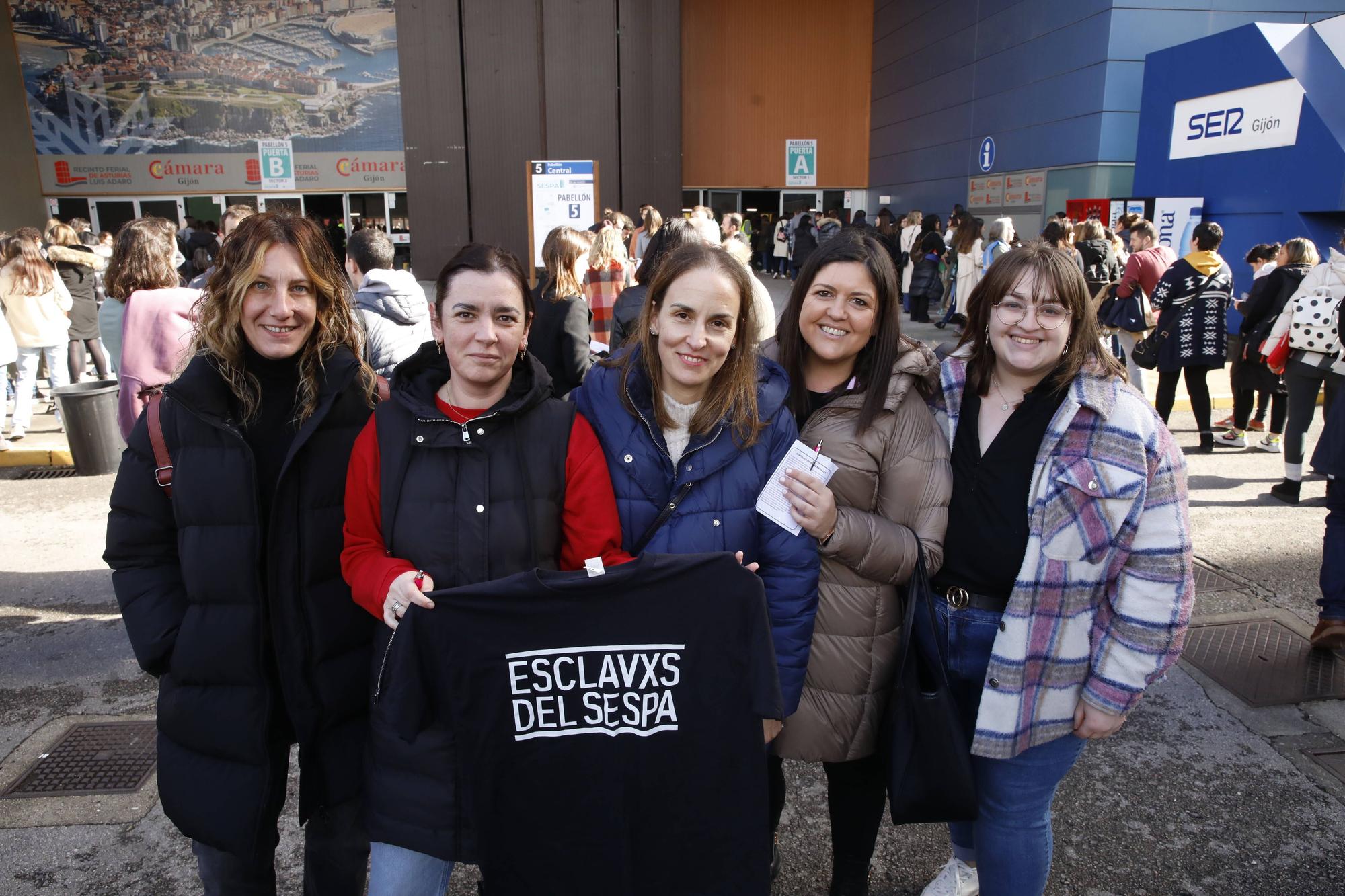 Miles de personas participan en la macrooposición de la sanidad pública asturiana.