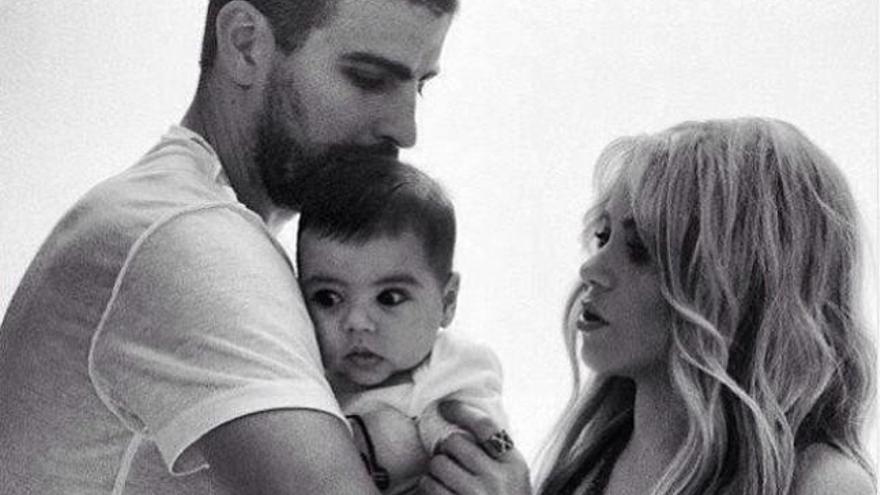 Shakira y Piqué posan con el pequeño Milan.