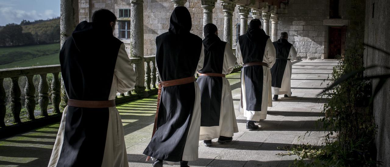 Un grupo de monjes de Oseira camina por el solarium del monasterio.  // Brais Lorenzo