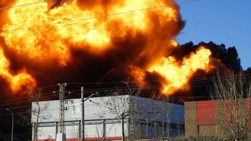 Imagen del incendio acontecido en febrero de 2017 en una nave ubicada en el polígono Fuente del Jarro.