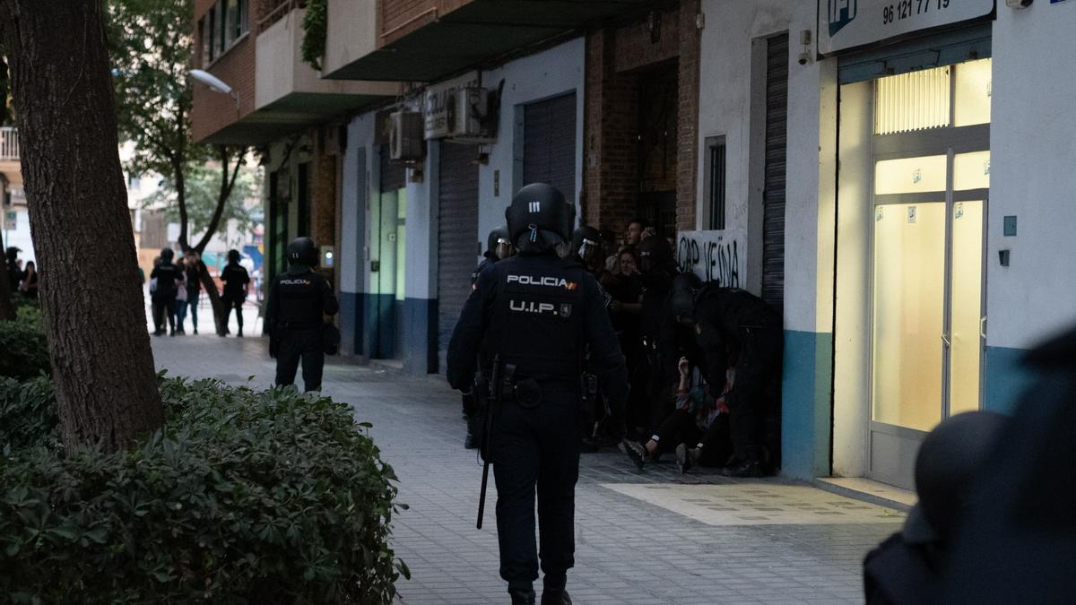 Intervención policial durante el desahucio de una familia con dos niños en Malilla.