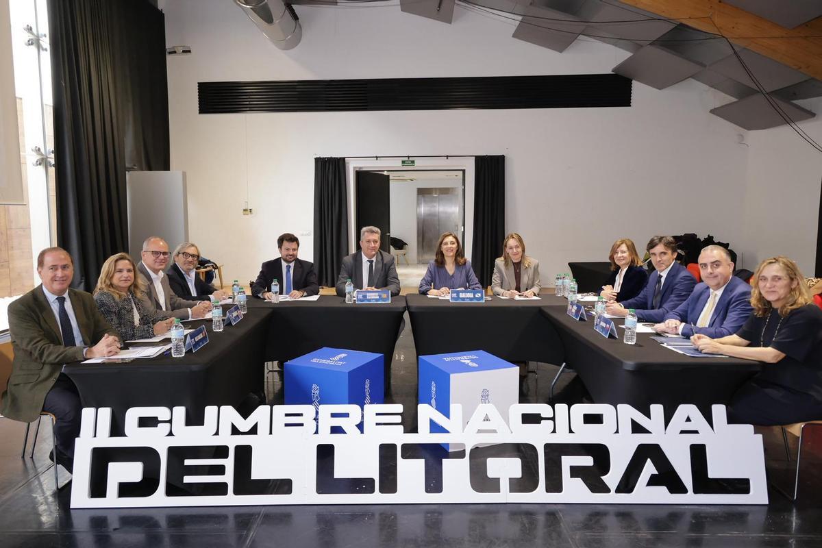 Celebración de la II Cumbre Nacional, con la conselleira de Medio Ambiente e Cambio Climático en el centro, rodeada de los otros represnetantes autonómicos.