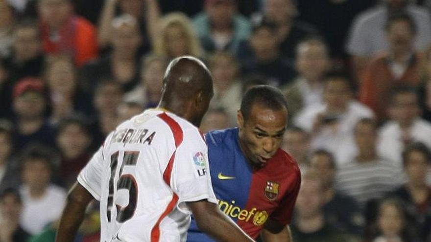 Thierry Henry regatea en el interior del área sevillista en la jugada que supuso el 4-0 final.