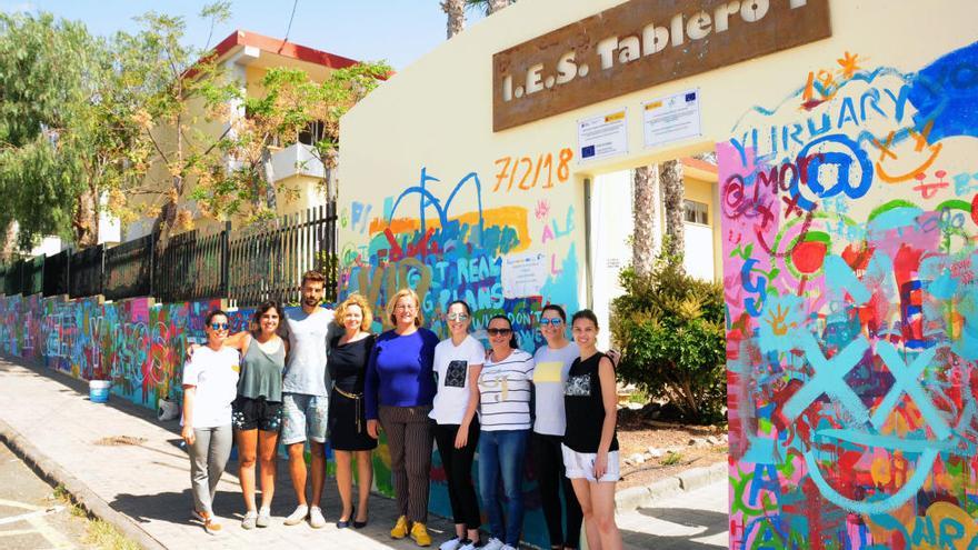 La primera teniente de alcalde Elena Álamo Vega con los tres componentes de Boa Mistura, la directora del IES y la arquitectaMaría José Melián, ante el mural que quedará terminado este viernes.