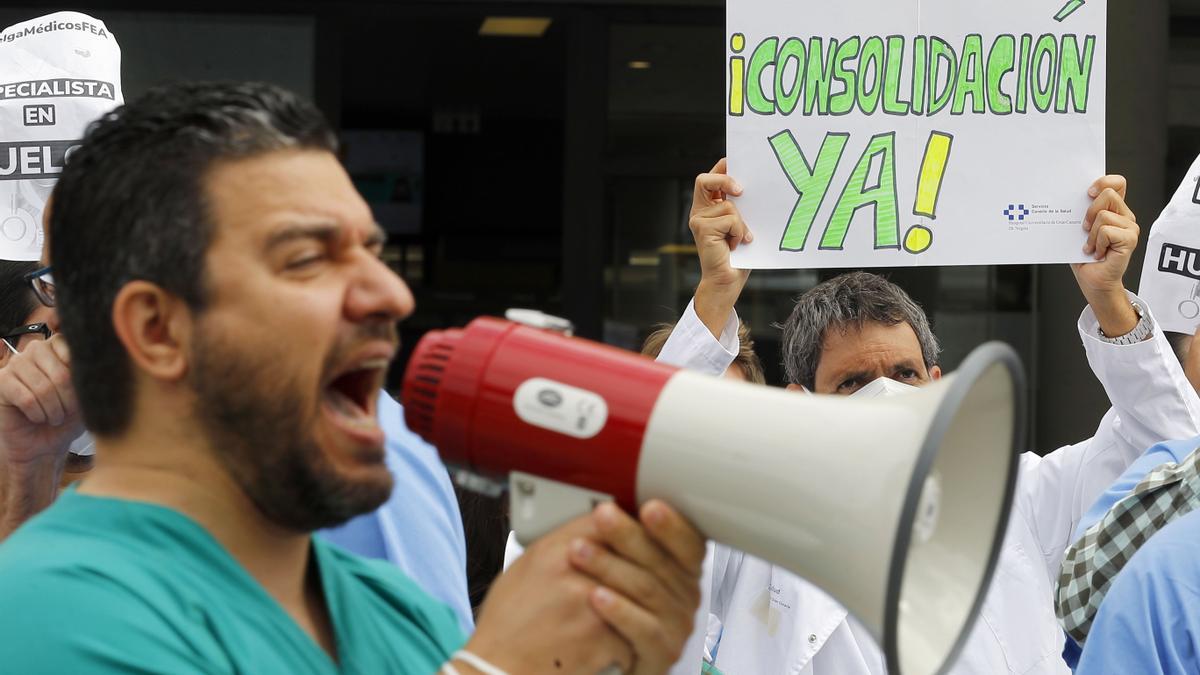 Concentración de médicos en huelga en el Hospital Doctor Negrín