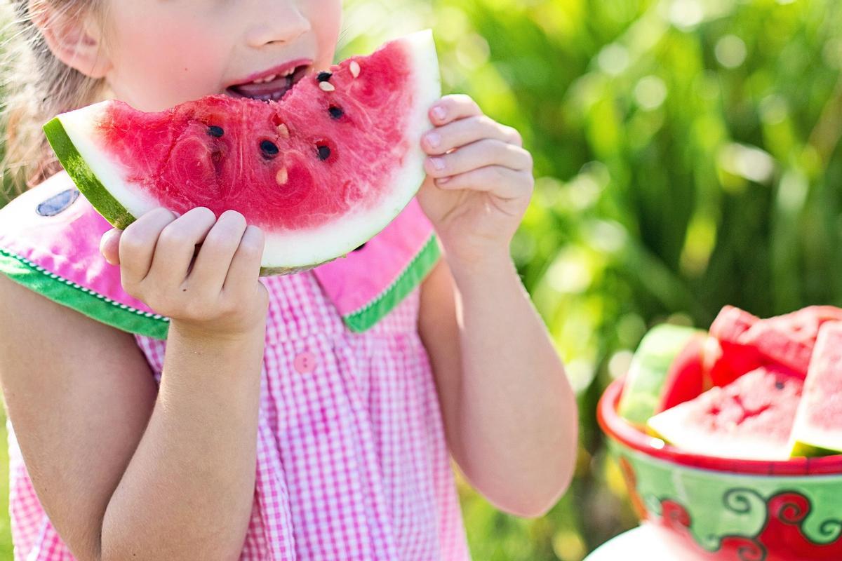És recomanable incorporar aliments amb un alt contingut d’aigua, com fruites i verdures