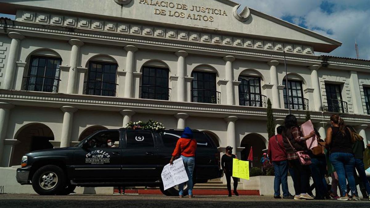 Mujeres protestan contra un hombre que presuntamente asesinó a golpes a un bebé de dos años este jueves.