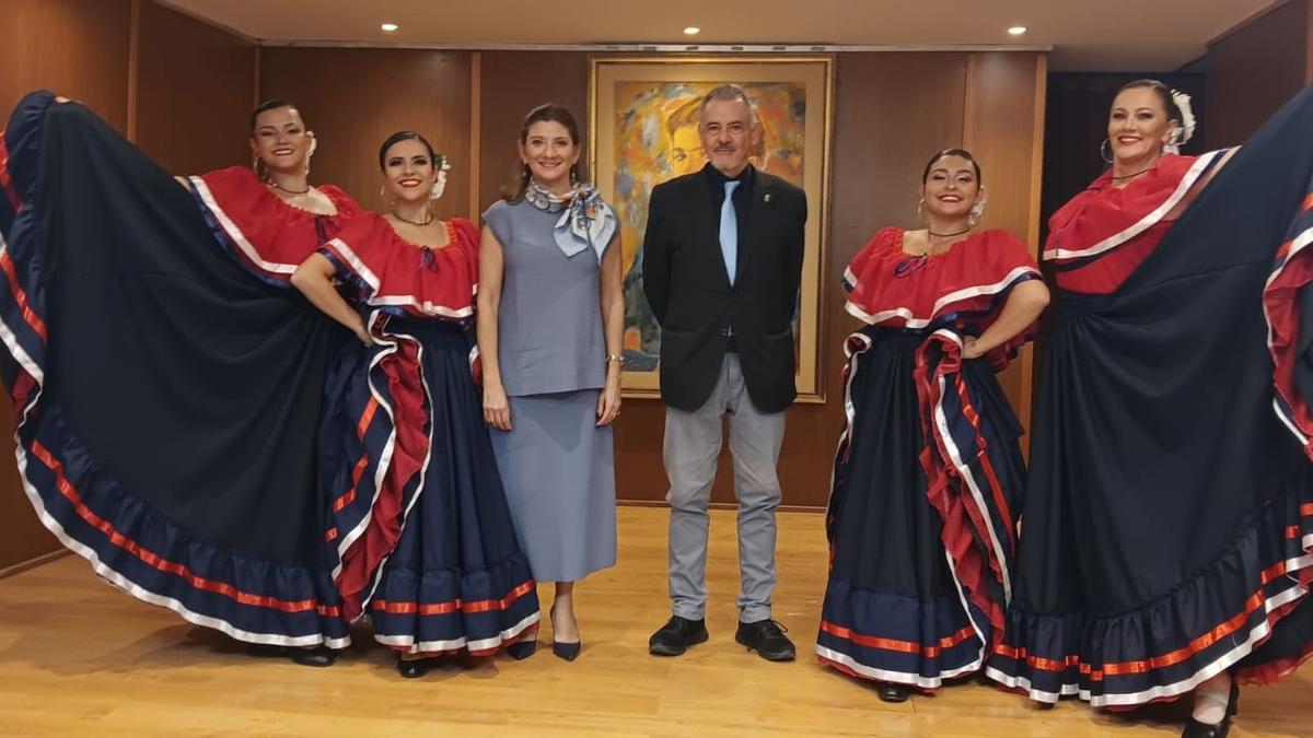 Adriana Cristina Bolaños y Valentín Martínez-Otero, junto a las bailarinas que cerraron el acto con una danza tradicional costarricense.