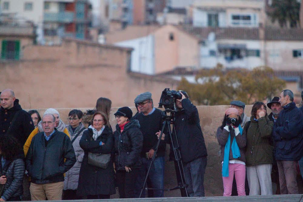 Más de 500 personas admiran el solsticio de invierno en la Seu