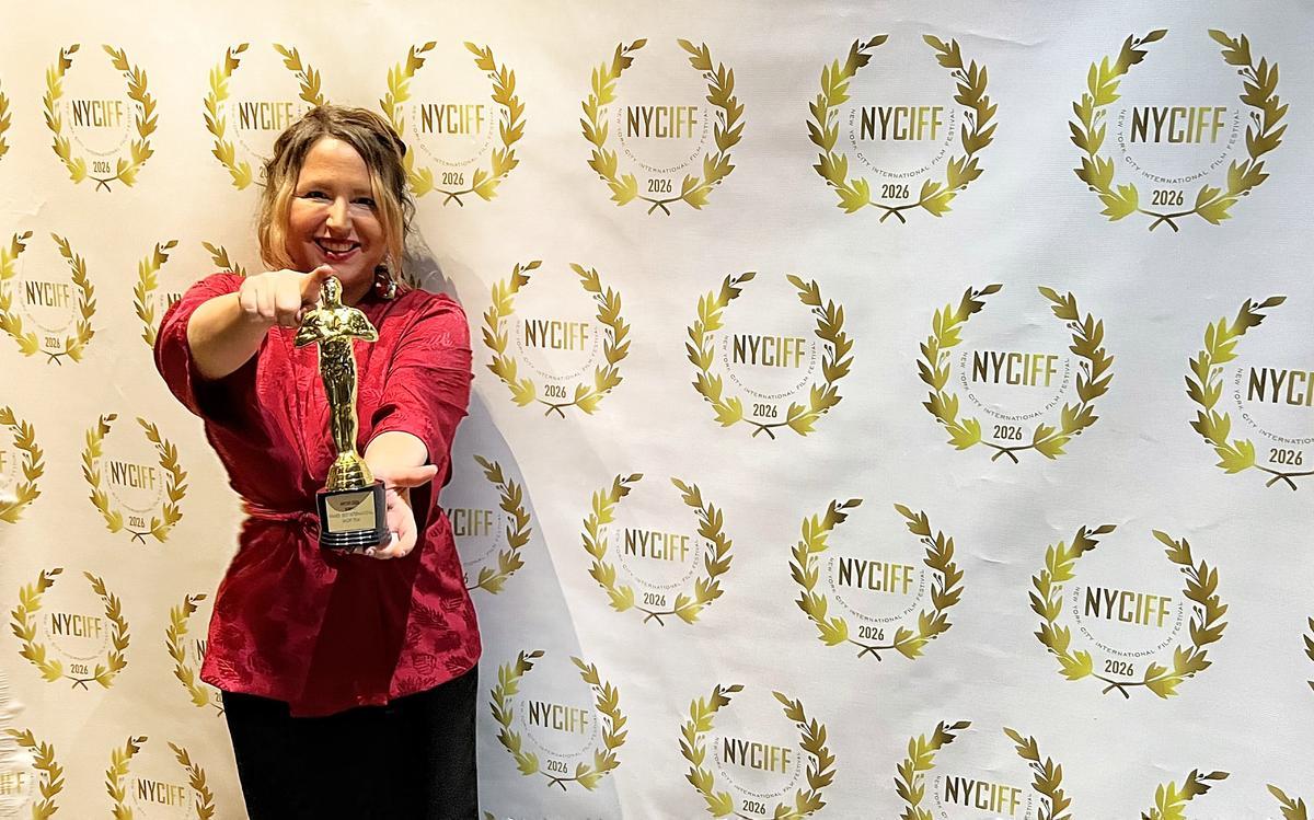 Graciela Mier, con el premio obtenido en Nueva York.