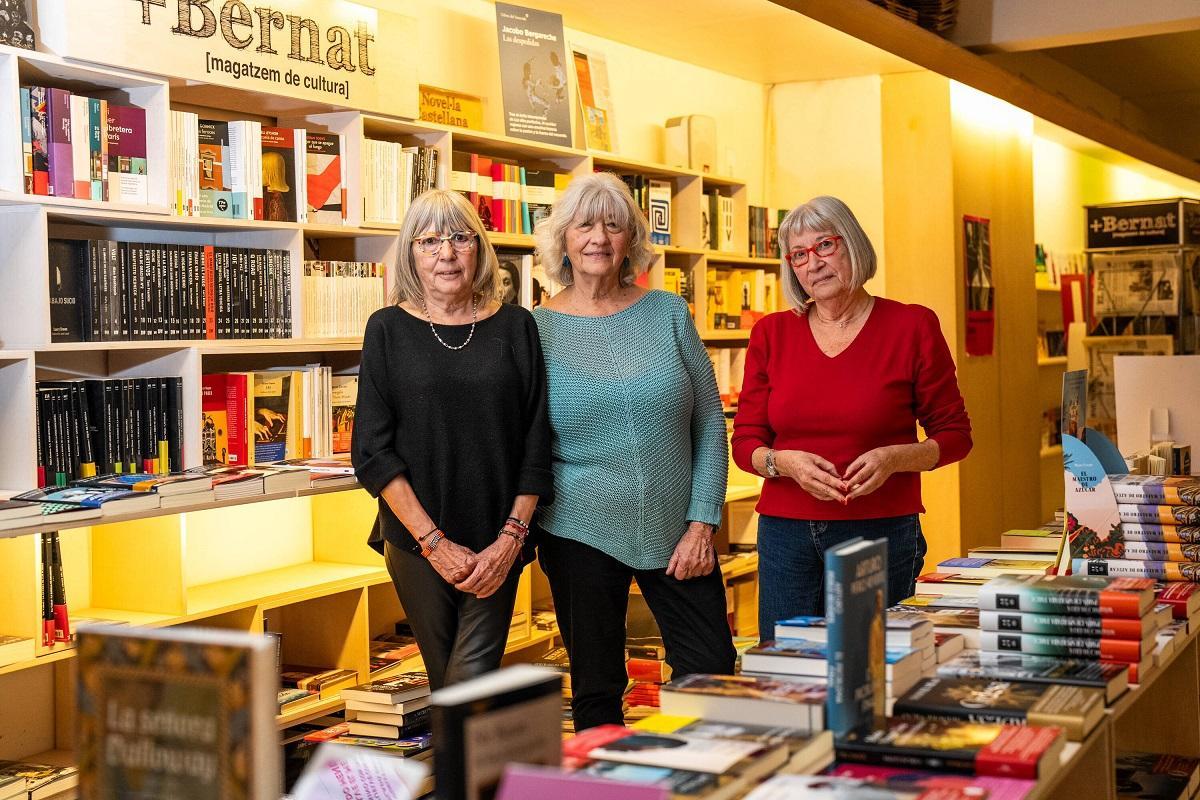 Carme, Imma y Montse Puig Antich, en la librería +Bernat
