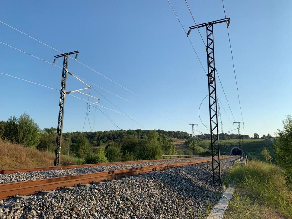 Crema de pneumàtics a la via de l'AVE entre Figueres i Girona