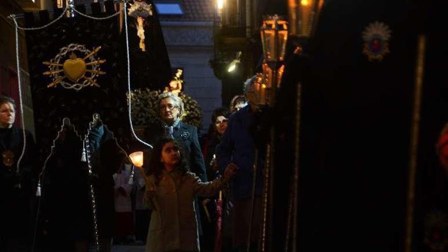 Niñas penitentes alumbran el paso de la procesión. // G.Núñez