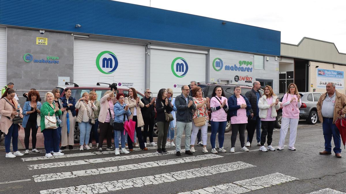 Concentración de las limpiadoras de institutos de Córdoba a las puertas de Mabraser.