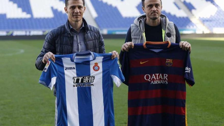 Galca y Luis Enrique posan en el estadio de Cornellá. // Efe