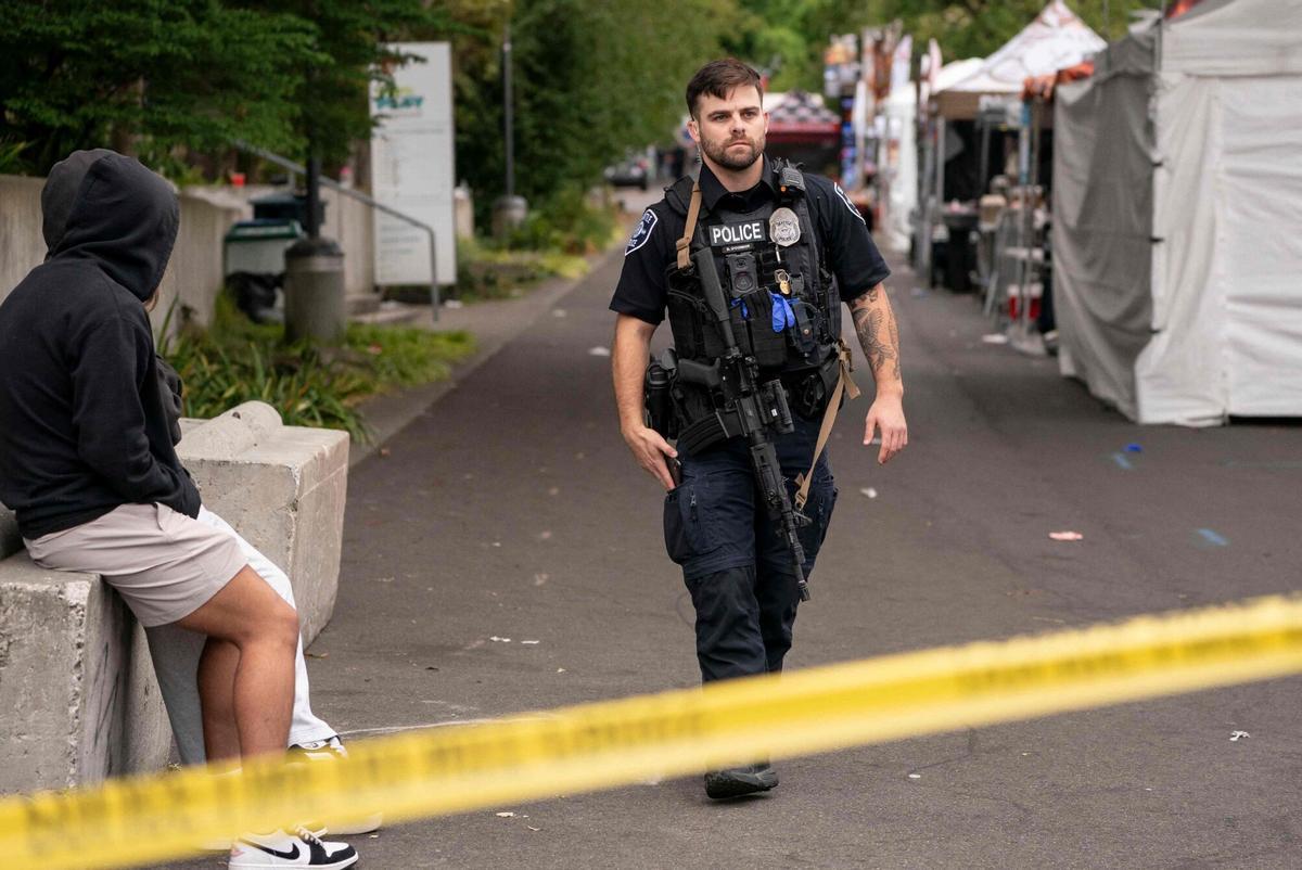 Un agente de policía vigila la zona tras el tiroteo durante el festival Bite of Seattle Un agente de policía vigila la zona tras el tiroteo durante el festival Bite of Seattle