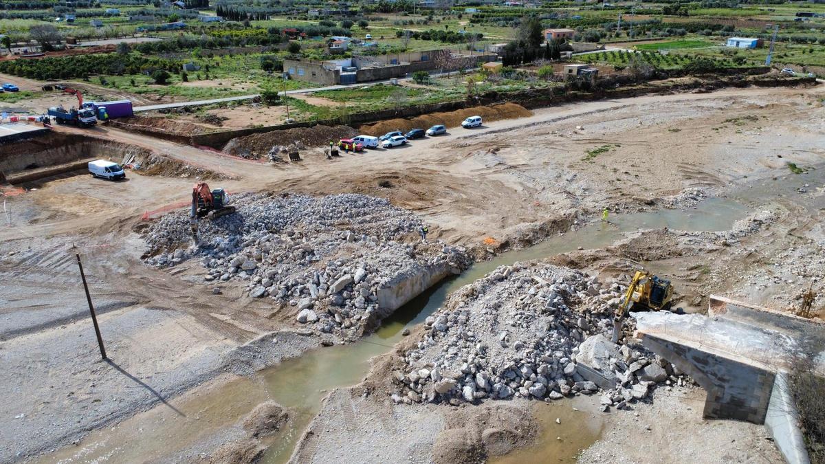 Obras de demolición esta semana del puente de la CV-378 en Cheste.