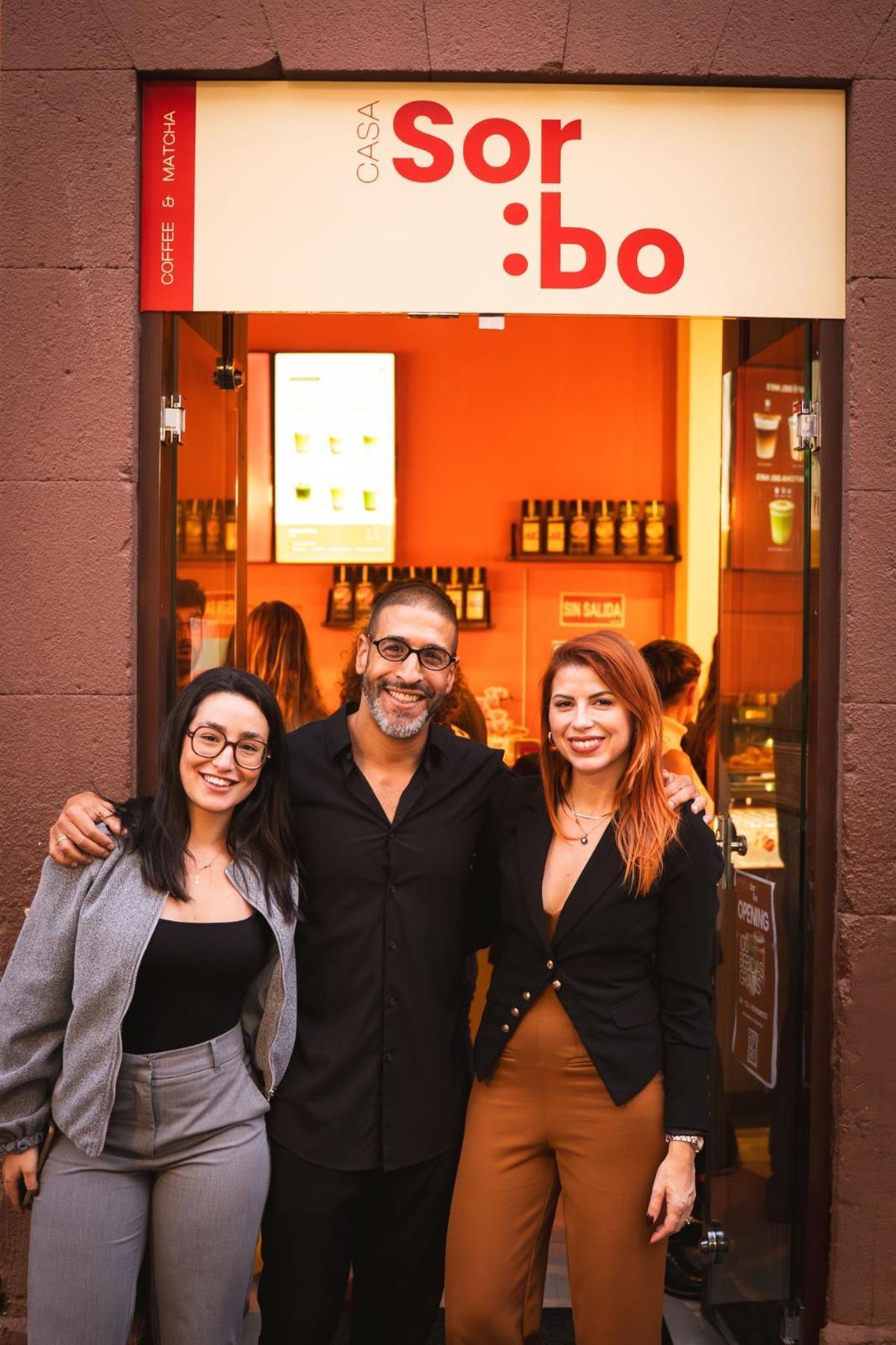 Abel López junto a su hija y Belén Pérez, su mujer y copropietaria.