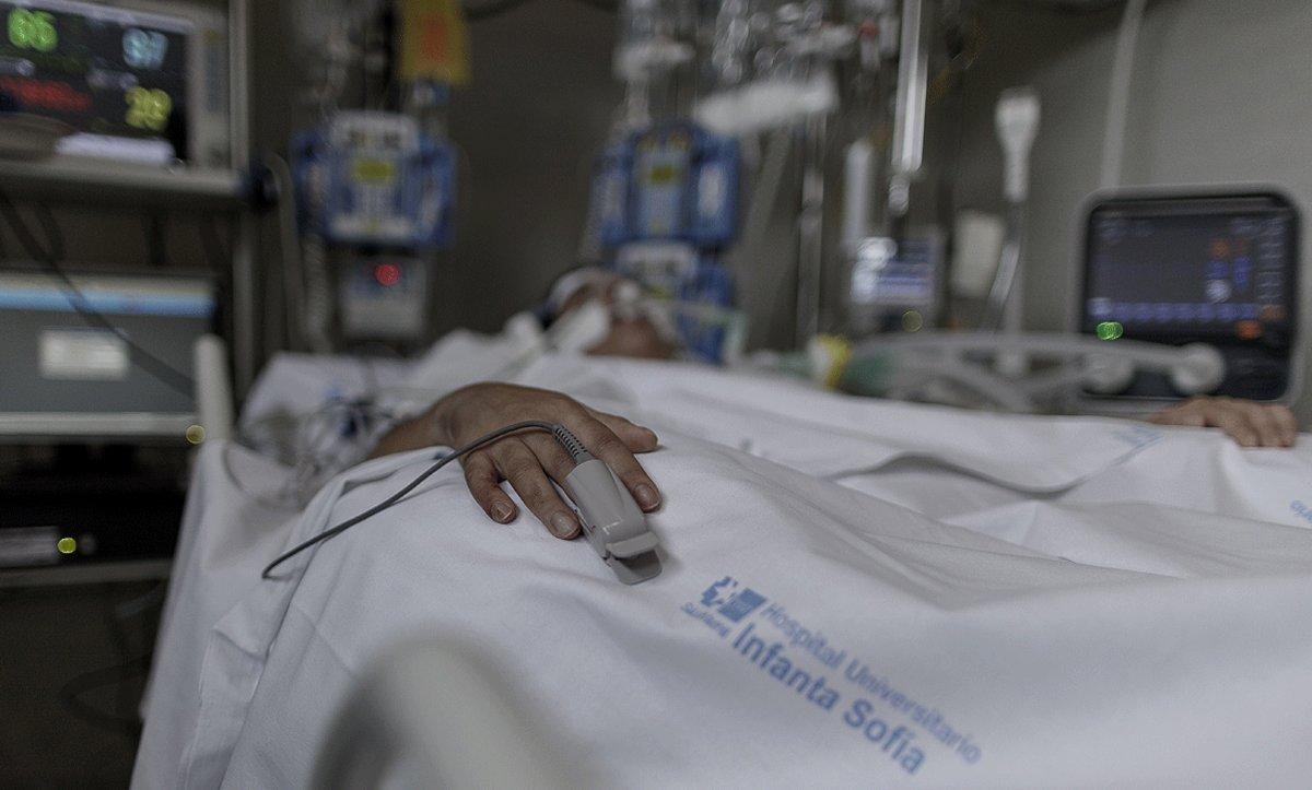 Un paciente con coronavirus, ingresado en la uci del Hospital Infanta Sofía en San Sebastián de los Reyes (Madrid), el pasado 29 de abril.