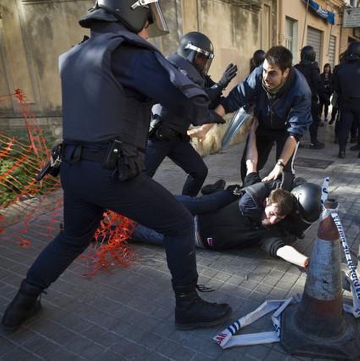 Incidents entre la policia i estudiants a València per la detenció ahir de vuit joves durant una manifestació per les retallades educatives.