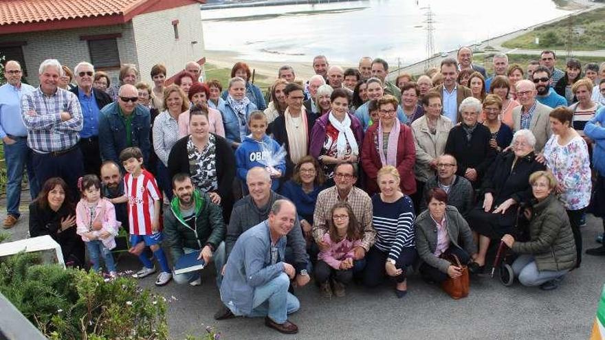 Foto de familia de los vecinos de Laviana durante la presentación de la candidatura a &quot;Pueblo ejemplar&quot; en la edición de 2017.