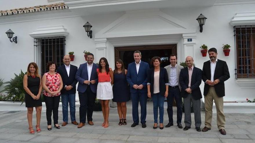 El nuevo equipo de gobierno, integrado por los cinco ediles de C´s y los siete del PSOE, ayer, a las puertas del Ayuntamiento.