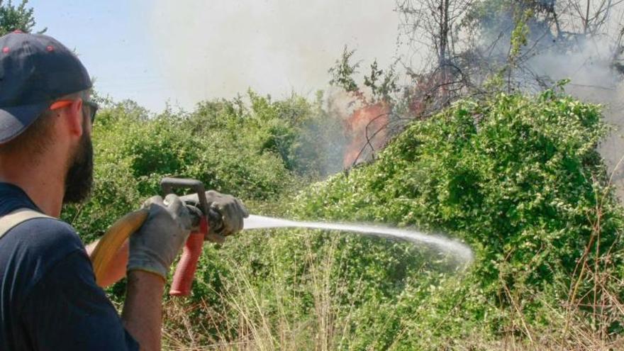 Sofocan un incendio en la carretera de Alcantarilla