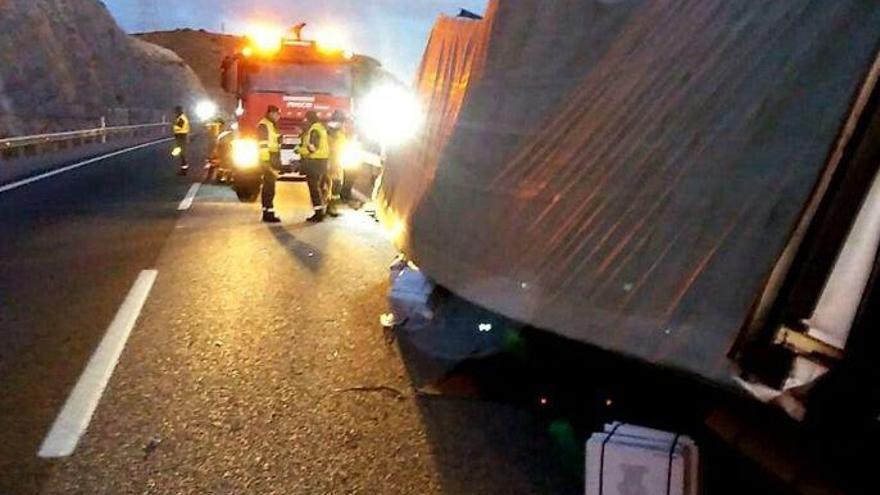 Herido grave un camionero en un accidente en el puerto de La Perdiz en la A-2