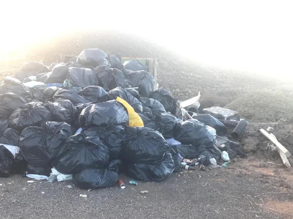 Basura en distintas partes de la Isla de Lobos